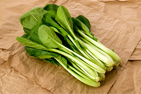 小松菜富含β-胡蘿蔔素（植化素）、維生素C 和維生素E。(Shutterstock)