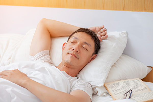不同睡觉姿势有不同的益处，仰睡可以让整个身躯的重量平均分配，熟睡中也不常翻身。(Shutterstock)