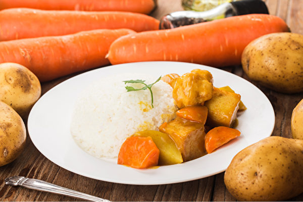咖哩中常見的胡蘿蔔和馬鈴薯，有助維持呼吸道黏膜健康。(Shutterstock)