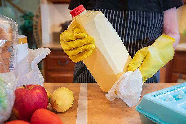 從超市買回來的食物外包裝，都要以一般的濕紙巾或是紙巾噴上酒精擦拭過，再放入冰箱。(Shutterstock)