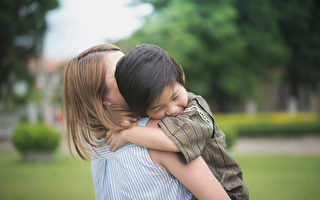 作为疼爱孩子又称职的父母，当然是有求必应。但这么做对吗？(Shutterstock)