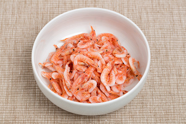 除了鲑鱼外，樱花虾等虾类也含有丰富的虾红素。(Shutterstock)