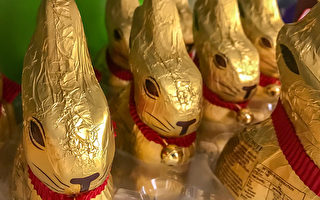 疫情下宽慰孩子心 复活节兔子上门送巧克力
