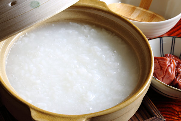 若以中医的讲法，白米煮成的浓米粥能益气、养阴、润燥。(Shutterstock)