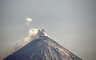 俄羅斯火山噴發 吐出罕見巨大煙圈