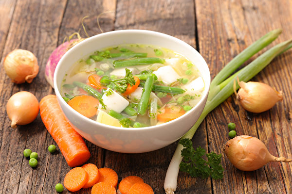 蔬菜有防癌的益處，且煮成蔬菜湯喝更好。(Shutterstock)
