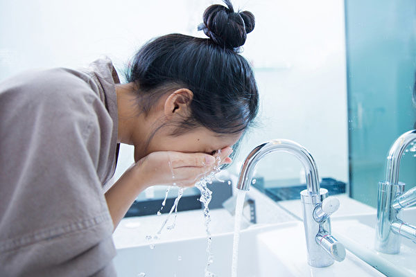用溫水洗臉，對皮膚真的好嗎？(Shutterstock)