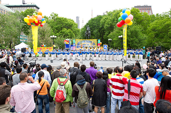 2011年5月13日，法輪功學員在紐約曼哈頓聯合廣場慶祝世界法輪大法日。（戴兵／大紀元）
