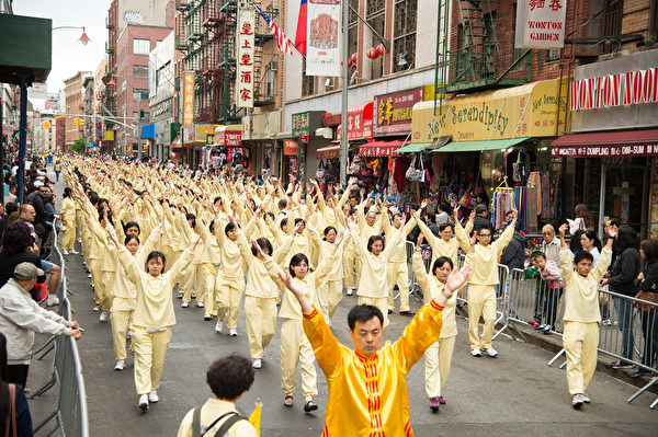 2013年5月18日，法輪功學員在紐約曼哈頓中國城舉行大遊行慶祝世界法輪大法日。（戴兵／大紀元）