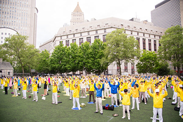 2013年5月18日，法輪功學員在紐約曼哈頓中國城集體煉功慶祝世界法輪大法日。（戴兵／大紀元）