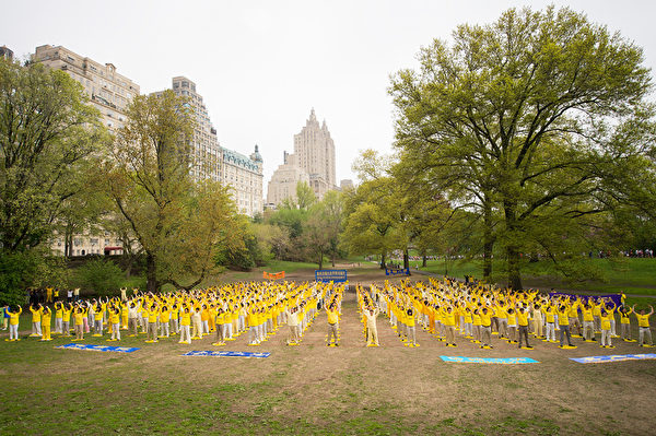 2014年5月10日，法輪功學員在紐約曼哈頓中央公園集體煉功慶祝世界法輪大法日。（戴兵／大紀元）