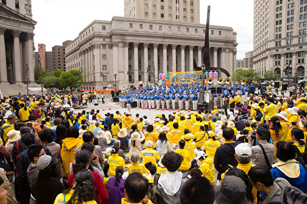 2015年5月13日，法輪功學員在紐約曼哈頓弗利廣場（Foley Square）慶祝世界法輪大法日。（戴兵／大紀元）