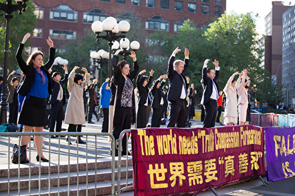 2015年5月14日，法輪功學員在紐約曼哈頓聯合廣場慶祝世界法輪大法日。（戴兵／大紀元）