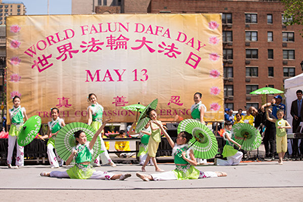 2016年5月12日，法輪功學員在紐約曼哈頓聯合廣場慶祝世界法輪大法日。（戴兵／大紀元）