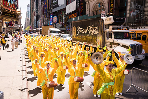 2018年5月11日，法輪功學員在紐約曼哈頓42街舉行萬人大遊行慶祝世界法輪大法日。（戴兵/大紀元）