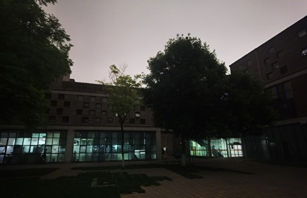 北京時間5月21日下午3時，中共兩會中的全國政協十三屆三次會議召開之時，北京的天突然變黑。（網絡圖片）