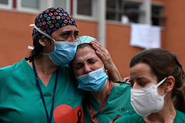 疫情造成医疗资源不足，已有多位医护人员染疫殉职。(PIERRE-PHILIPPE MARCOU/AFP via Getty Images)