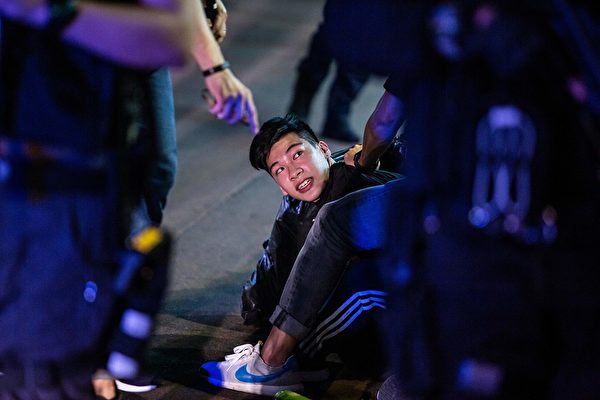 5月10日，防暴警察在抗议现场抓捕民众。（ ISAAC LAWRENCE/AFP via Getty Images）