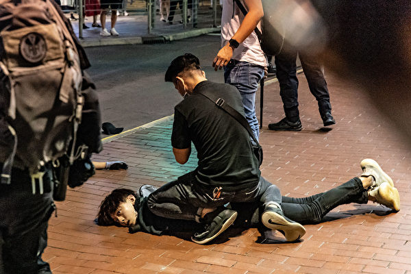 5月10日，防暴警察在抓捕民眾。（ Anthony Kwan/Getty Images）