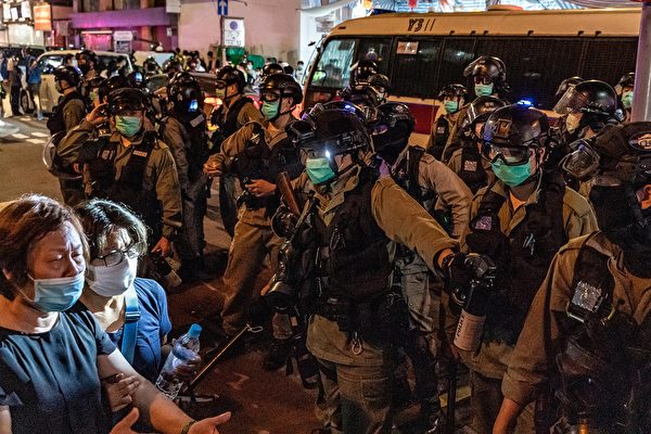 5月10日，防暴警察在驅趕民眾。（ Anthony Kwan/Getty Images）