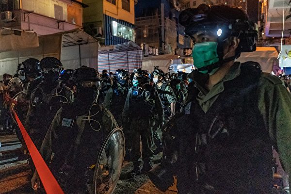 5月10日，防暴警察在驱赶民众。（ Anthony Kwan/Getty Images）