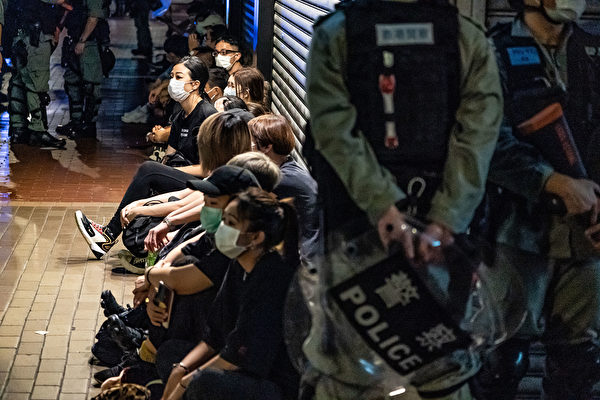 5月10日，防暴警察在抗議現場抓捕民眾。（ Anthony Kwan/Getty Images）