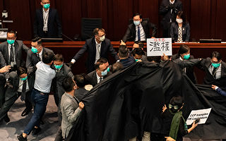 李慧琼非法當選內會主席 民主派拉黑布抗議