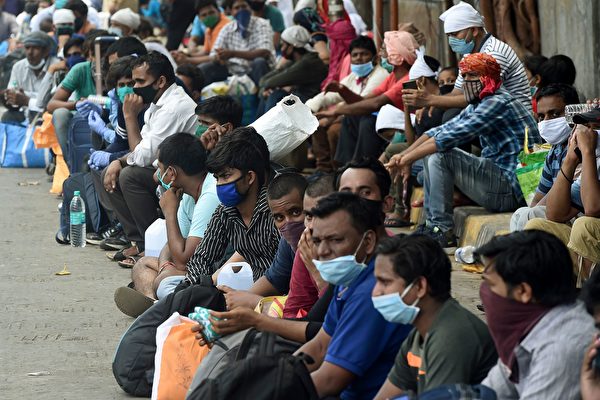 疫情重创经济，对印度的穷人更是场灾难，有数百万的移徙工人失业。(PUNIT PARANJPE/AFP via Getty Images)
