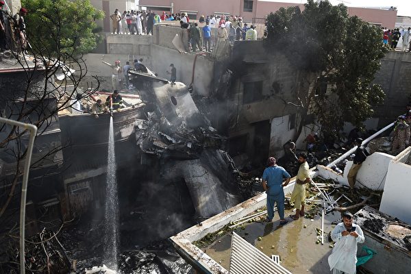 5月22日，巴基斯坦國際航空一架空中客機在巴基斯坦卡拉奇附近墜毀，機上總共有107人，全部罹難。（RIZWAN TABASSUM/AFP via Getty Images）