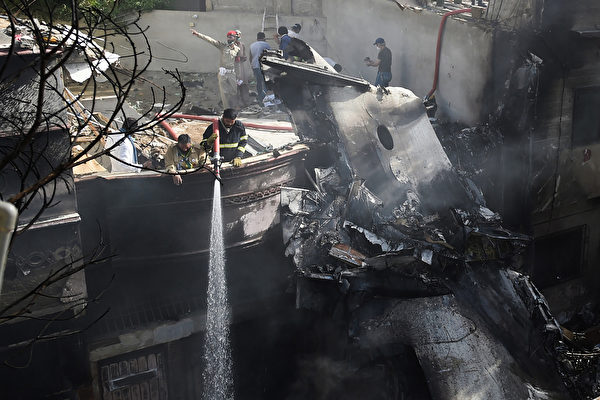5月22日，巴基斯坦國際航空一架空中客機在巴基斯坦卡拉奇附近墜毀，機上總共有107人，全部罹難。（RIZWAN TABASSUM/AFP via Getty Images）