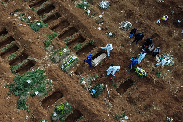 Aerial picture showing the burrial of an alleged COVID-19 victim at the Vila Formosa Cemetery, in the outskirts of Sao Paulo, Brazil on May 22, 2020. - Brazil raised its record number of coronavirus deaths over to 20.000, as the pandemic that has swept across the world begins to hit Latin America with its full force. (Photo by NELSON ALMEIDA / AFP) (Photo by NELSON ALMEIDA/AFP via Getty Images)