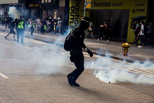 2020年5月24日，香港反國安法遊行。防暴警察施放催淚彈，市民避走。（ ISAAC LAWRENCE/AFP via Getty Images）