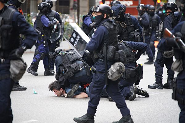 5月24日，港人反国安法游行，防暴警察抓捕市民。（YAN ZHAO/AFP via Getty Images）