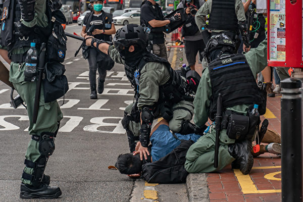 5月24日，港人反國安法遊行，防暴警察抓捕民眾。（Anthony Kwan/Getty Images）