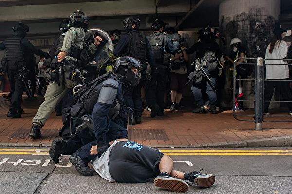 5月24日，港人反国安法游行，防暴警察抓捕民众。（Anthony Kwan/Getty Images）