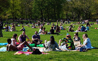 组图：疫情趋缓 纽约人聚集公园享受春光