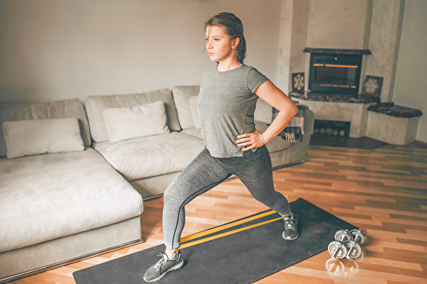 在家防疫期间，可通过居家健身训练提升免疫力。(Shutterstock)