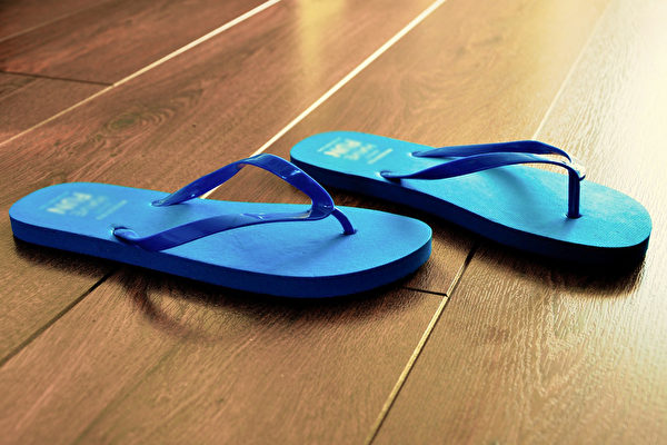 长久穿夹脚拖鞋，容易让小腿前面的肌群产生过度疲劳的现象。(Pixabay)