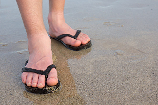 穿夹脚拖鞋、Ｙ拖，会给足部带来伤害吗？(Shutterstock)