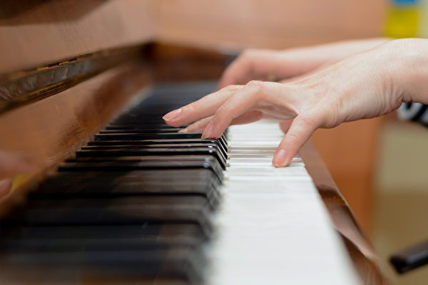 正能量音乐，如古典音乐或节奏较缓慢的曲调，能放松身心，减轻压力。(Shutterstock)