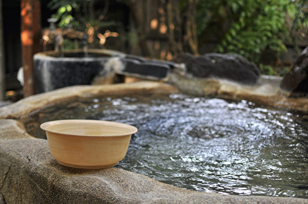 泡澡、泡溫泉能促進全身血液循環，釋放壓力。(Shutterstock)