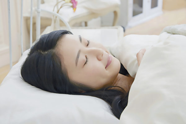 夏天熱到睡不著？幾個技巧降室溫和體溫，讓你睡好美容覺。(Shutterstock)