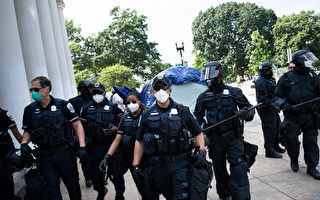 示威者在白宫外建黑宫自治区 警方周二清场