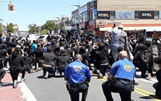 紐約市警103分局局長單膝下跪  非裔議員籲抗議者勿暴力