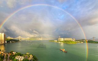天空现巨型双彩虹 “吉兆！天佑香港”