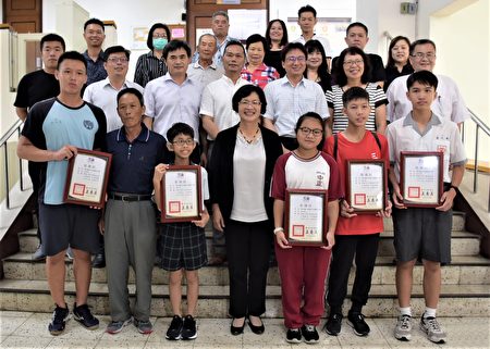 彰化县长王惠美接见总统教育奖得主家属与师长。