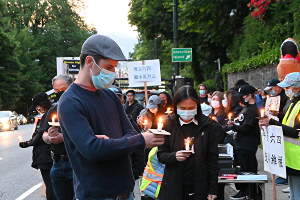 图：温支联于6月4日晚在中领馆前举办烛光集会，悼念六四屠杀31周年。 （邱晨/大纪元）