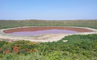 印度5萬年隕石湖突然變成粉紅色 原因不明