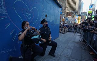 纽约警察单膝下跪 感化抗议者 化解暴力