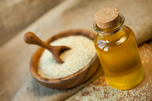 在印度用芝麻油做油拔法已經有很長的傳統。其它適合漱口的油類還有椰子油、脫臭的葵花籽油。(Shutterstock)